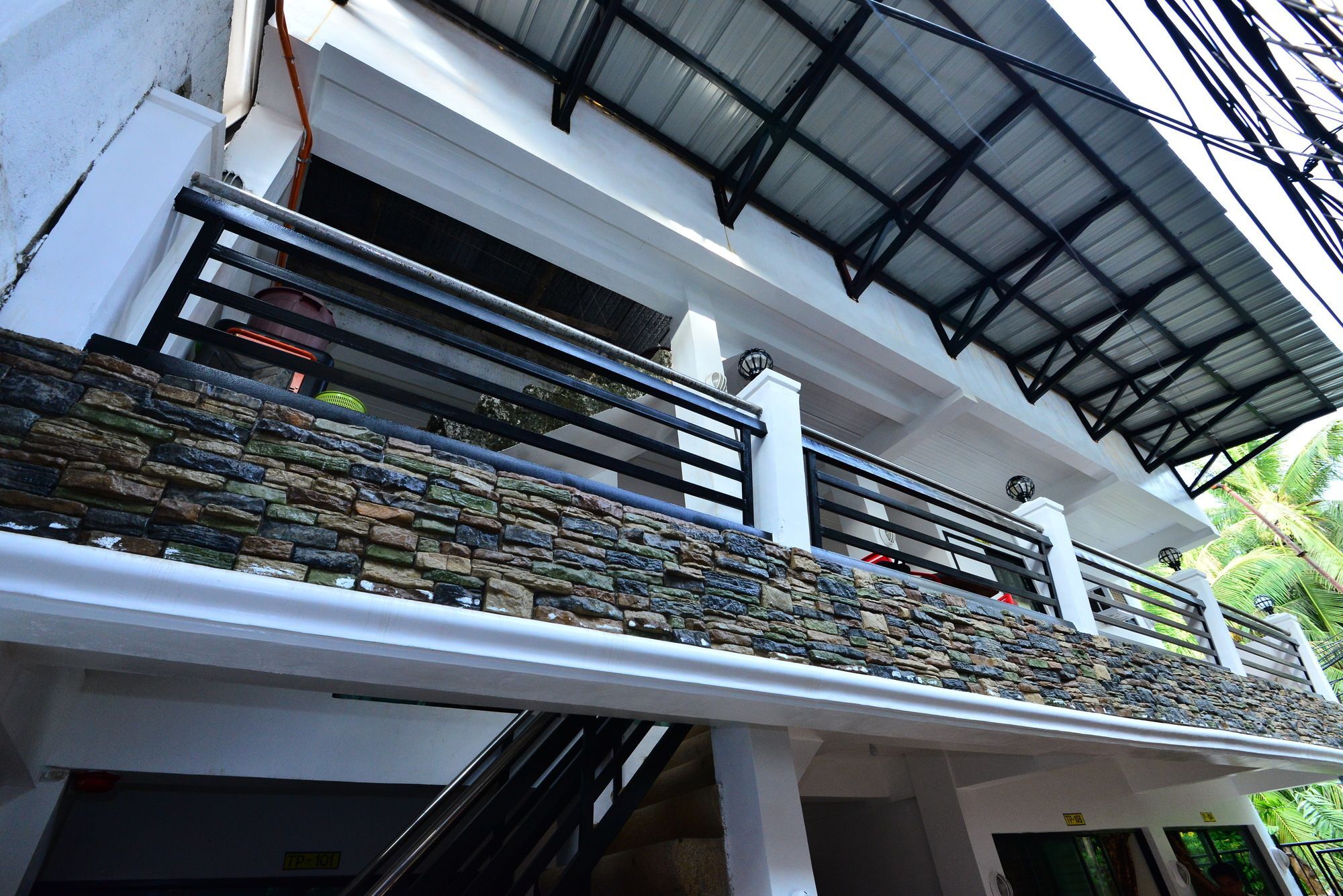 Хостел Travellers Pad Boracay Balabag  Экстерьер фото