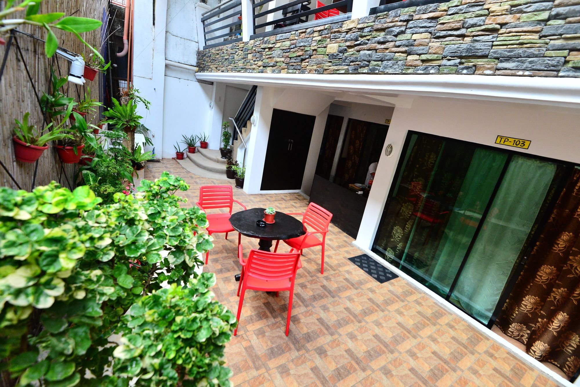 Хостел Travellers Pad Boracay Balabag  Экстерьер фото